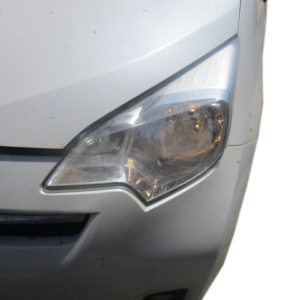 Toyota Verso S anno dal 2011 al 2015 Musata anteriore di colore bianco